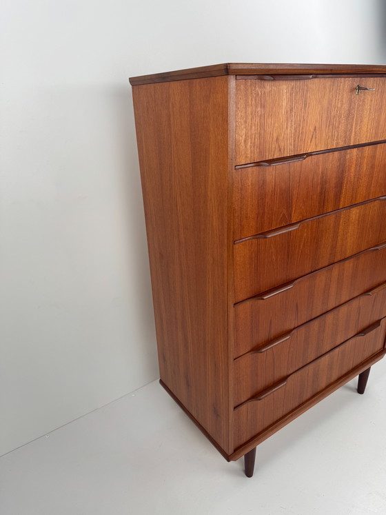 Image 1 of Dänische Teakholzkommode – Elegante Handwerkskunst der Mitte des 20. Jahrhunderts