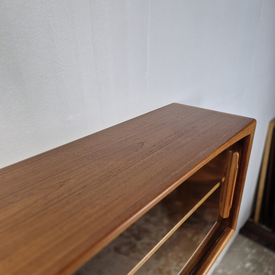 Image 1 of Buffet suspendu vintage danois Dyrlund des années 1960, meuble vitrine mural