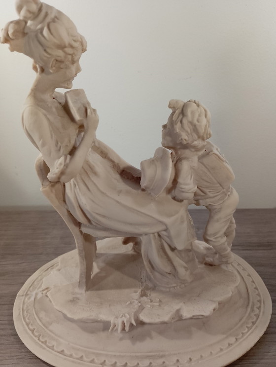 Image 1 of Beeldje van biscuitporselein, "De Les" van LG Benaccchio, drieluik, gesigneerd logo, uitstekende staat.