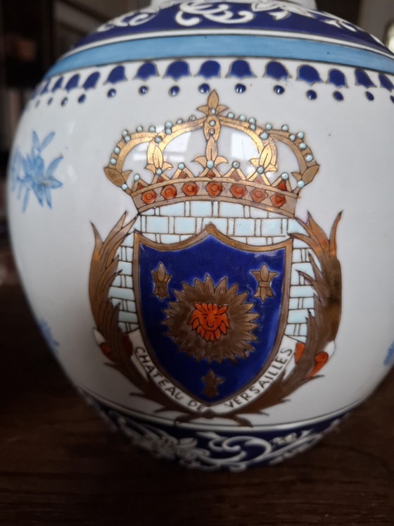 Set de 2 grandes macetas decorativas de porcelana Wong Lee con escudo de Versalles como decoración, pintadas (photo 9 of 15)