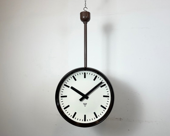 Image 1 of Grote industriële bakelieten dubbelzijdige fabrieksklok van Pragotron, jaren 50