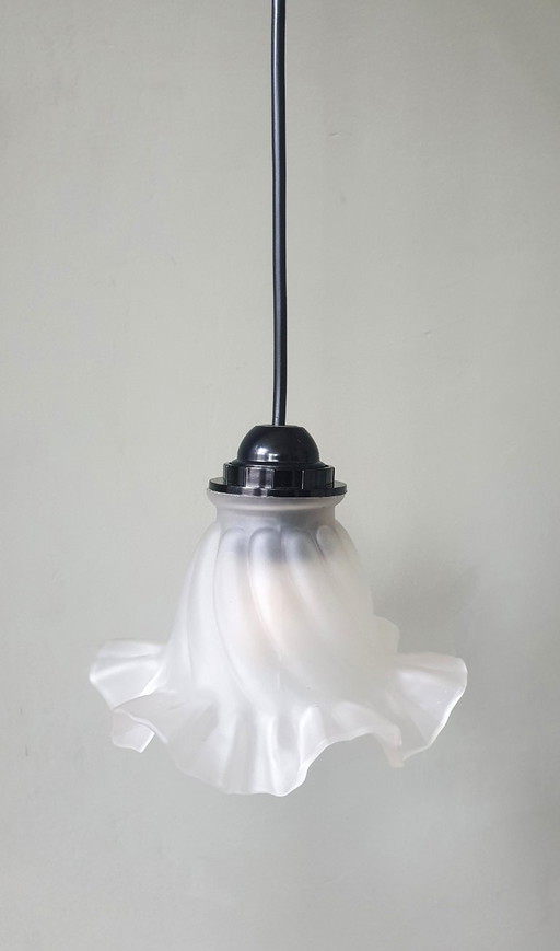 Klassiek Jaren 30 kapje met nieuw draad en fitting.