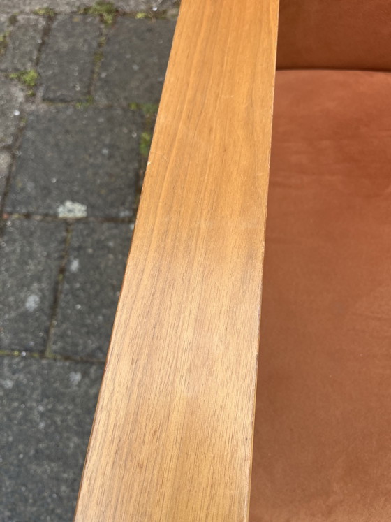 Image 1 of Sillón Montel de estilo moderno en terciopelo rosa anaranjado con reposabrazos color teca.