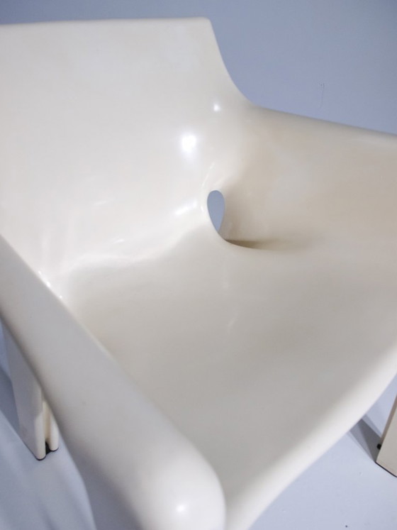 Image 1 of ARTEMIDE GAUDI STOEL van Vico Magistretti / CRÈME / PATENT AANGEVRAAGD