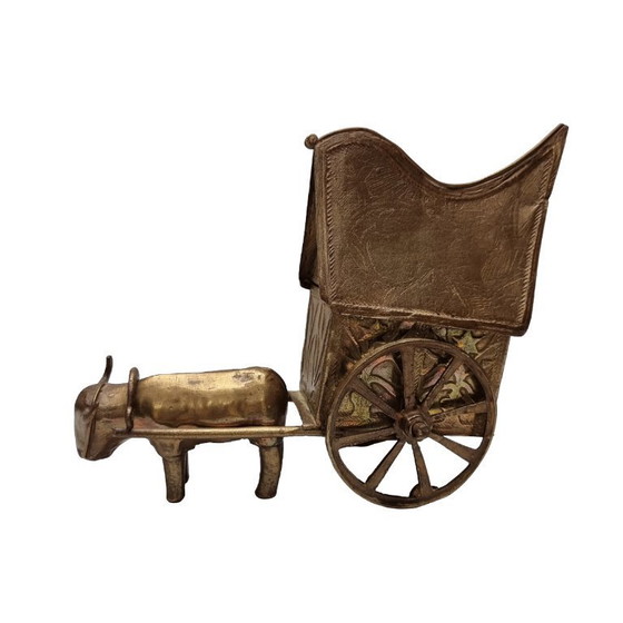 Image 1 of Toro de bronce antiguo con carro