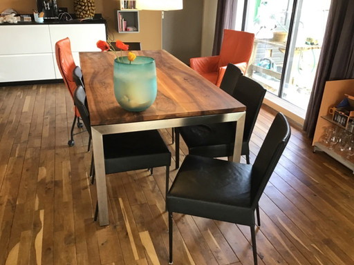 Massief notenhouten tafel met roestvrijstalen poten
