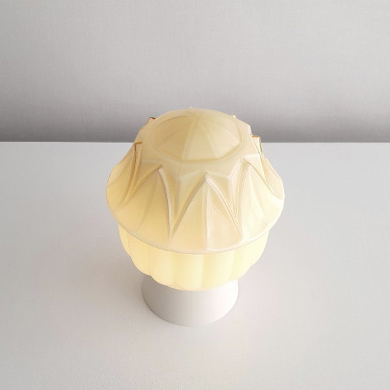 Image 1 of 1 van 2 beige vanille glazen art deco plafondlampen van Thabur in Den Haag, small variant, art deco lamp glazen bol; NOG 2 BESCH