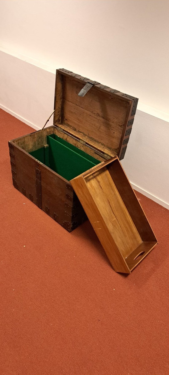 Image 1 of Antike Reisekiste der Armee und Marine aus London | ca. 1900