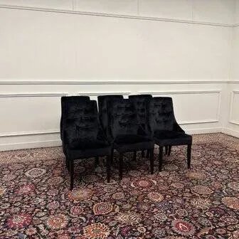 Set van zwart gestoffeerde Chesterfield stoelen, Eetkamerstoelen (foto 4 van 12)