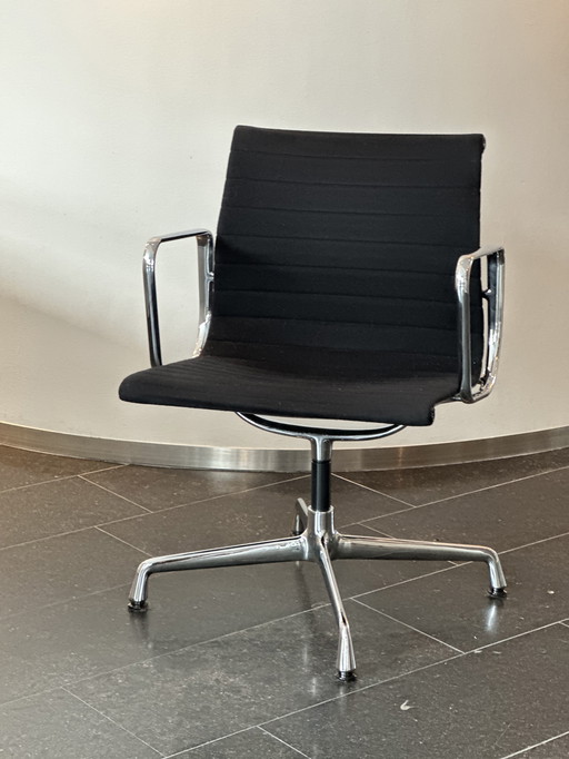 6 Vitra Eamesstoelen