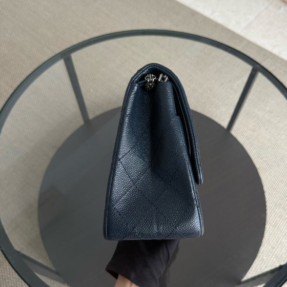 Image 1 of Chanel 2.55 Reissue 227 - Caviar trapuntato blu scuro, hardware in argento rutenio, serie 19