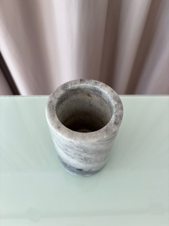 Vase cylindrique vintage en marbre gris – Marble (photo 3 of 7)
