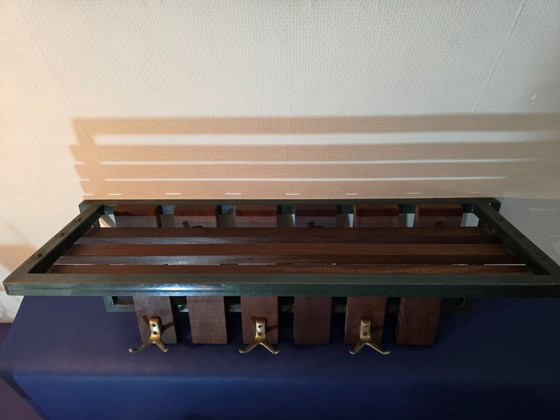Image 1 of Vintage Wandkapstok. Deens ontwerp, Teak hout/Metaal Donkergroen