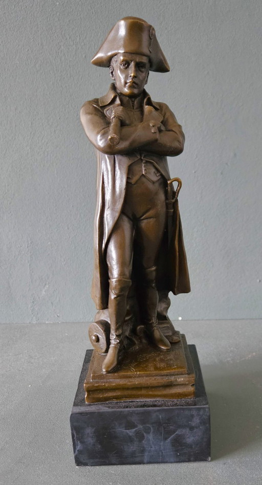 Een gepatineerd bronzen beeld van Napoleon