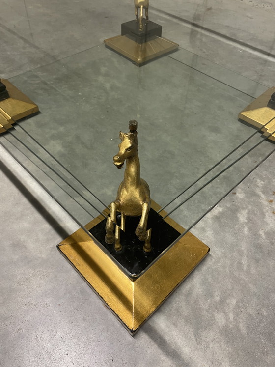 Image 1 of Vintage salontafel met bronzen paarden op stenen pilaren 