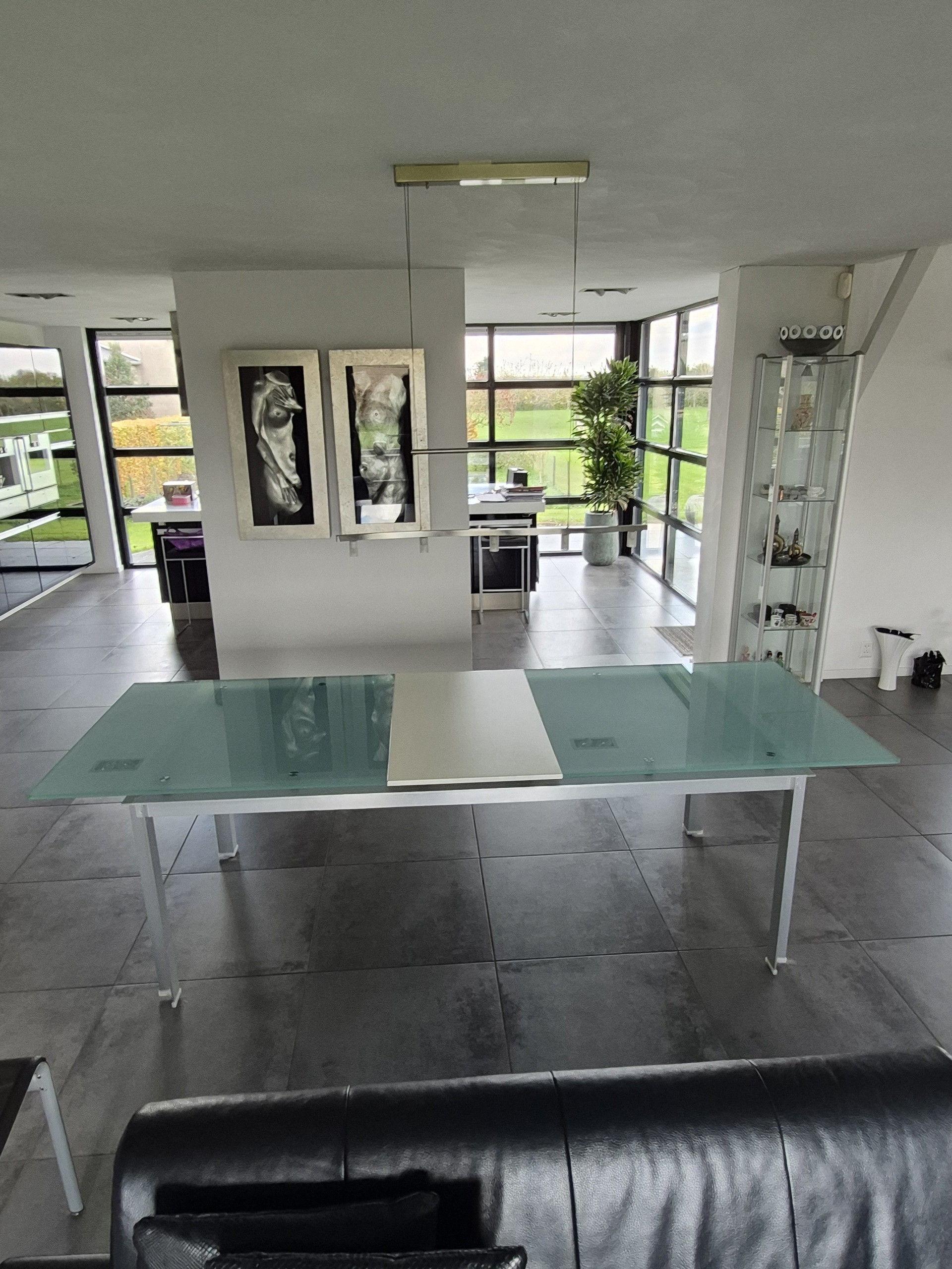 B&B Italia glass dining table | €25 | Whoppah