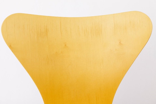 Arne Jacobsen stoel 3107 (serie 7), beukenhouten kuip, chromen poten, Deens design