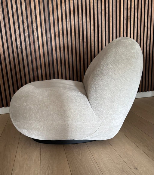 Gubi Pacha Fauteuil in Luxe Chenille Stof – Textile (photo 2 of 8)