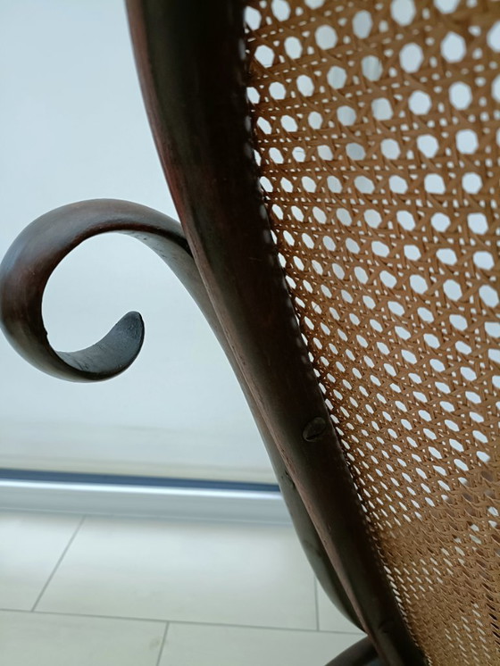 Image 1 of Antiek Thonet gebogen houten rieten schommelstoel