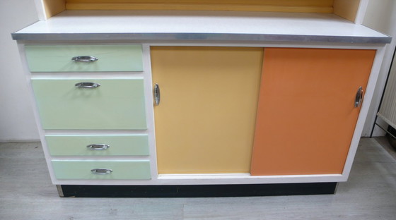 Image 1 of 50er Küchenschrank mit Schiebetüren + Schubladen in bunten Farben, Vollholz, original Zustand