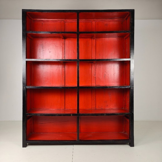 Image 1 of Gran vitrina/librería abierta china antigua con laca roja en el interior.