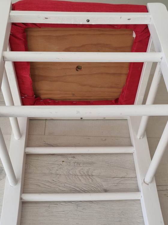 Image 1 of Taburete de pino blanco con asiento rojo