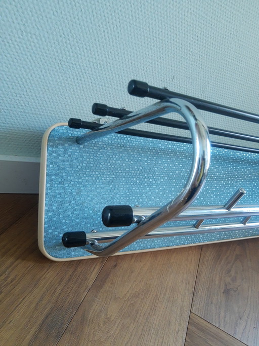 Wunderschöne, zweireihige Wandgarderobe im Retro-Stil der 50er Jahre mit Rohrrahmen und Hutablage, Bauhaus-Stil, blau mit Chrom