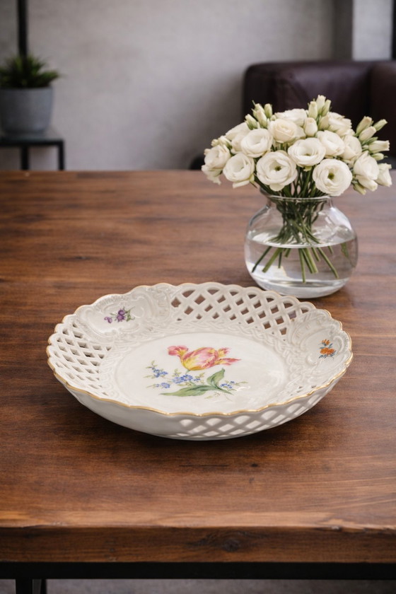 Image 1 of Bol exquis en porcelaine réticulée de Meissen – Décor floral peint à la main – 24,5 cm