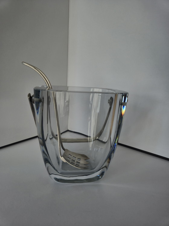 Image 1 of Seau à glace en cristal Strömbergshyttan avec pince d'origine - design scandinave 1950s