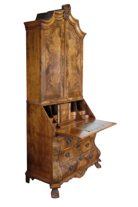 Image 1 of elegant 18th century desk with curb in burr walnut.