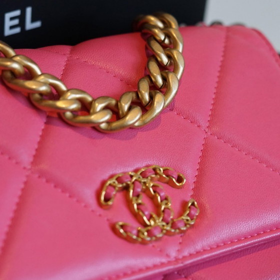 Image 1 of CHANEL PORTEMONNEE AAN KETTING 19