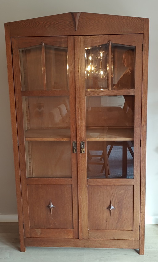Art Deco display cabinet with characteristic details