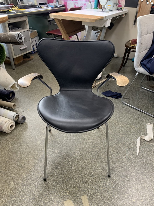 Arne Jacobsen Butterfly Chair with Armrests – Fritz Hansen, eetkamerstoelen, Leather (photo 2 of 10)