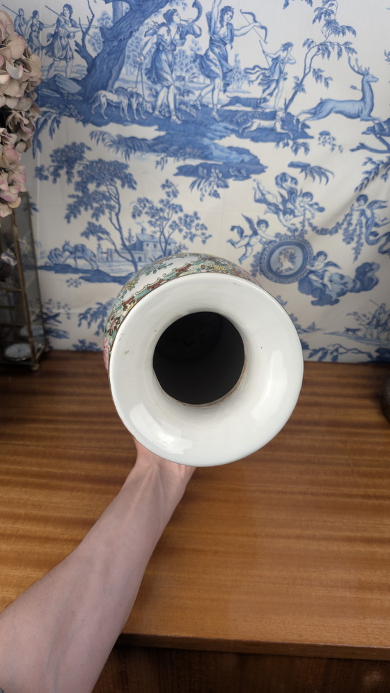 Image 1 of Vaso in porcellana cinese di Canton con decorazione a palazzo e floreale firmato Nian Qian Zhilong metà del XX secolo