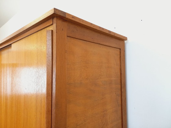 Image 1 of Vintage eikenhouten kledingkast uit de jaren 60