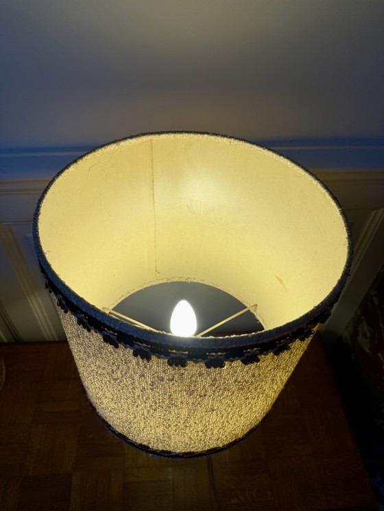 Image 1 of Grote gedraaide houten voetlamp