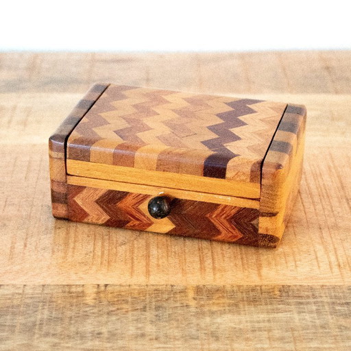 Scatola vintage in legno con intarsio a spina di pesce