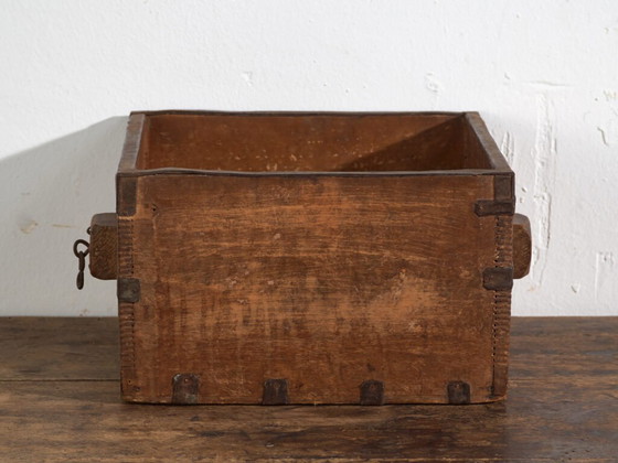 Antique Chinese wooden basket with iron straps – China, circa 1900 – Decorative Objects (photo 30 of 34)