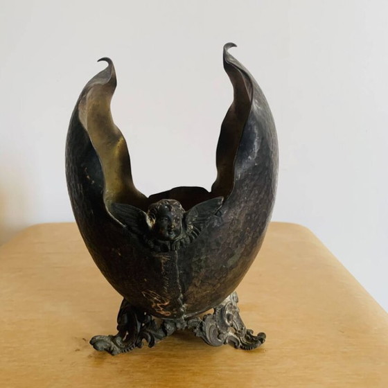 Image 1 of Antieke decoratieve schaal van gehamerd metaal, versierd met putto's.