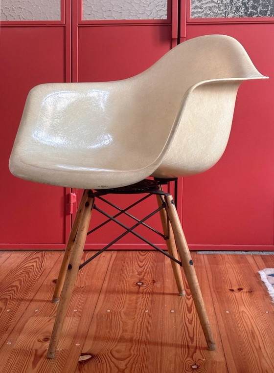 Eames Zenith PAW-stoel uit de jaren 1950, eerste generatie, gemaakt van glasvezel, met draaibare voet. (photo 4 of 15)