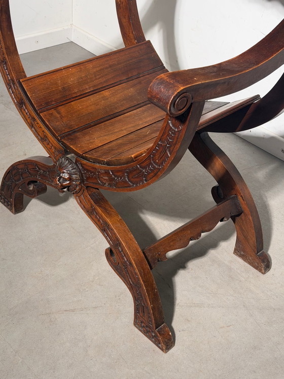 Silla Savonarola antigua de estilo neorrenacentista – Roble tallado a mano – 105 cm – Sillones (photo 5 of 5)