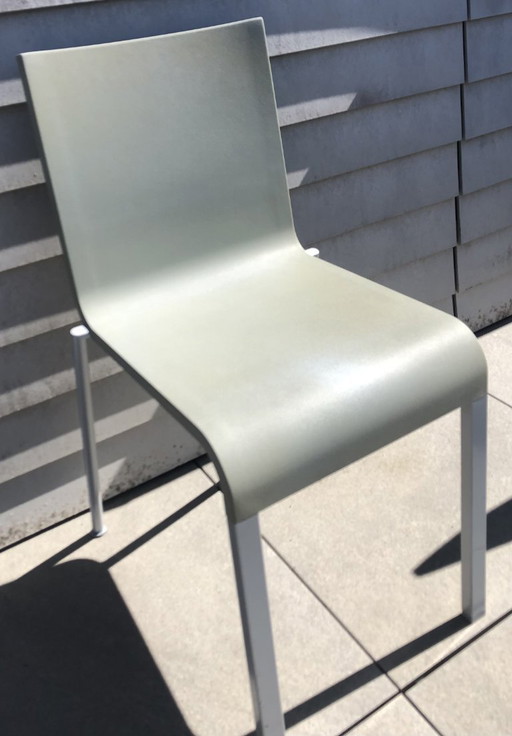 set van 2 grijze, comfortabele design-stoelen van het merk vitra. in goede staat