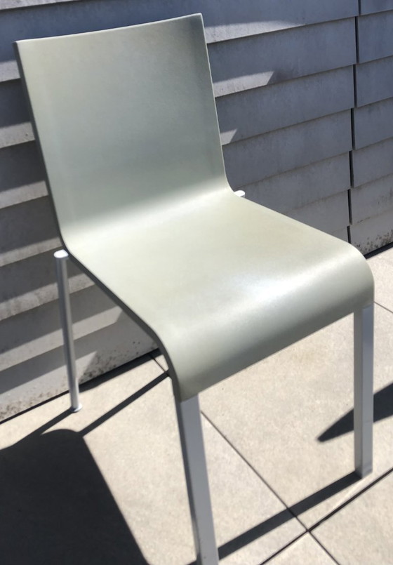 Image 1 of set van 2 grijze, comfortabele design-stoelen van het merk vitra. in goede staat