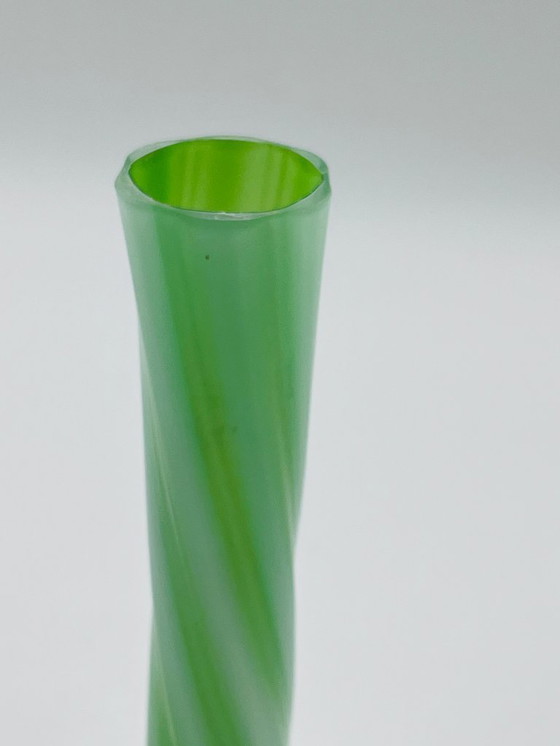 Image 1 of Soliflore de cristal de Murano en vidrio opalino verde trenzado, años 60