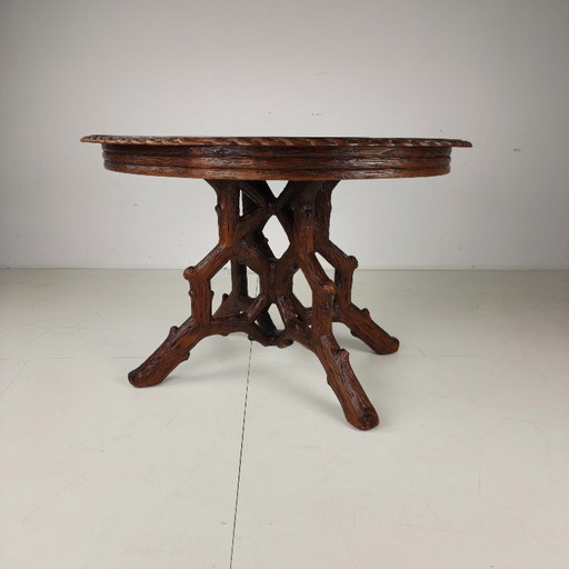 Black Forest-style dining table by Horrix – circa 1880