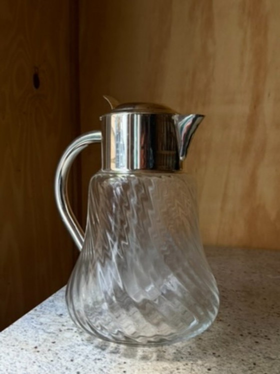Elegante, handgefertigte Glaskaraffe mit poliertem, silberplattiertem Beschlag – Stilvolle Karaffe im (photo 7 of 13)