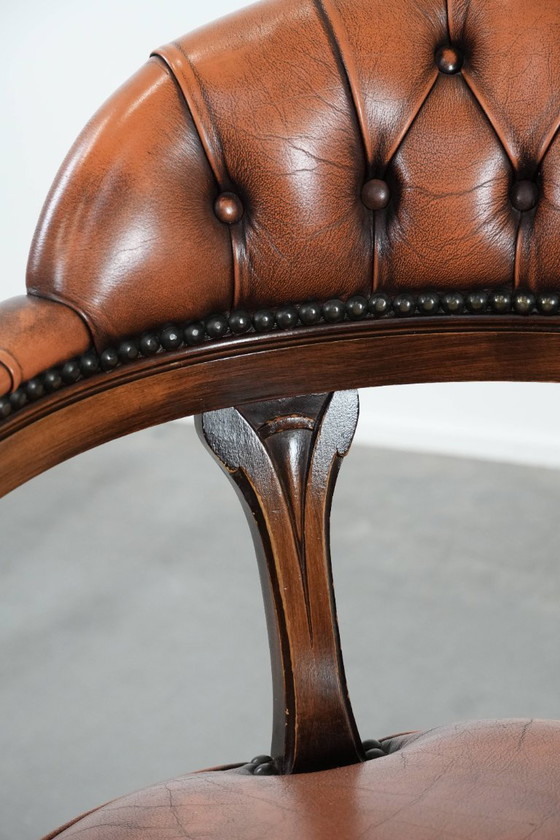 Image 1 of Chesterfield-Bürostuhl im englischen Stil aus Leder und Holz