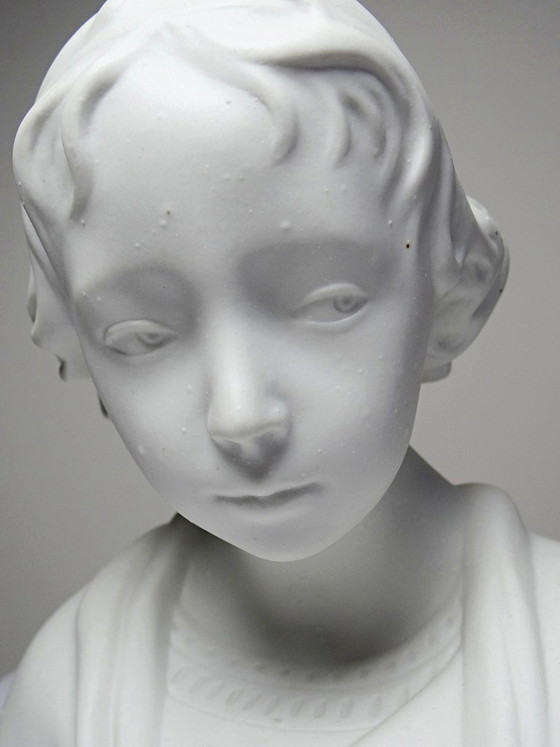 Image 1 of Busto de un niño en bizcocho de porcelana blanca de Limoges, obra de Camille Tharaud.