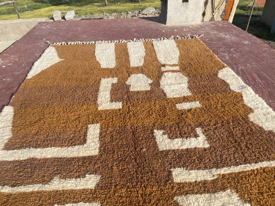 Image 1 of Vintage Beni Ouarain vloerkleed 330x230 cm – Handgeknoopt Marokkaans Berber tapijt – Wol in bruin en crème met minimalistisch 