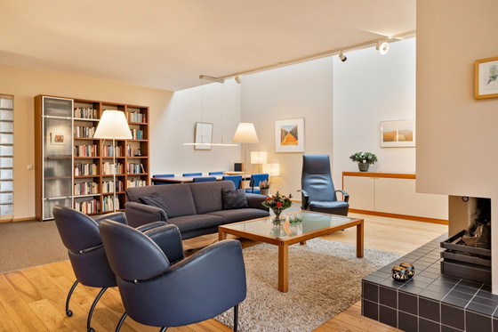Image 1 of Table basse Arco en bois de cerisier rouge, élégante avec plateau en verre, datant de 1996.